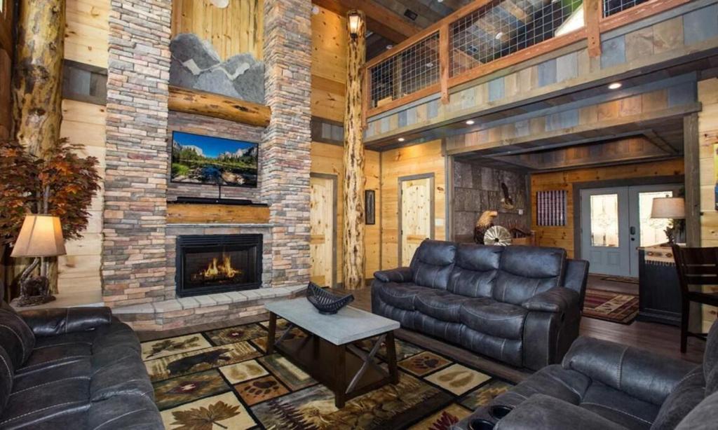 Secluded Mountain Lodge -huge indoor pool -fire pit - Sleeps 24 - Rated ...